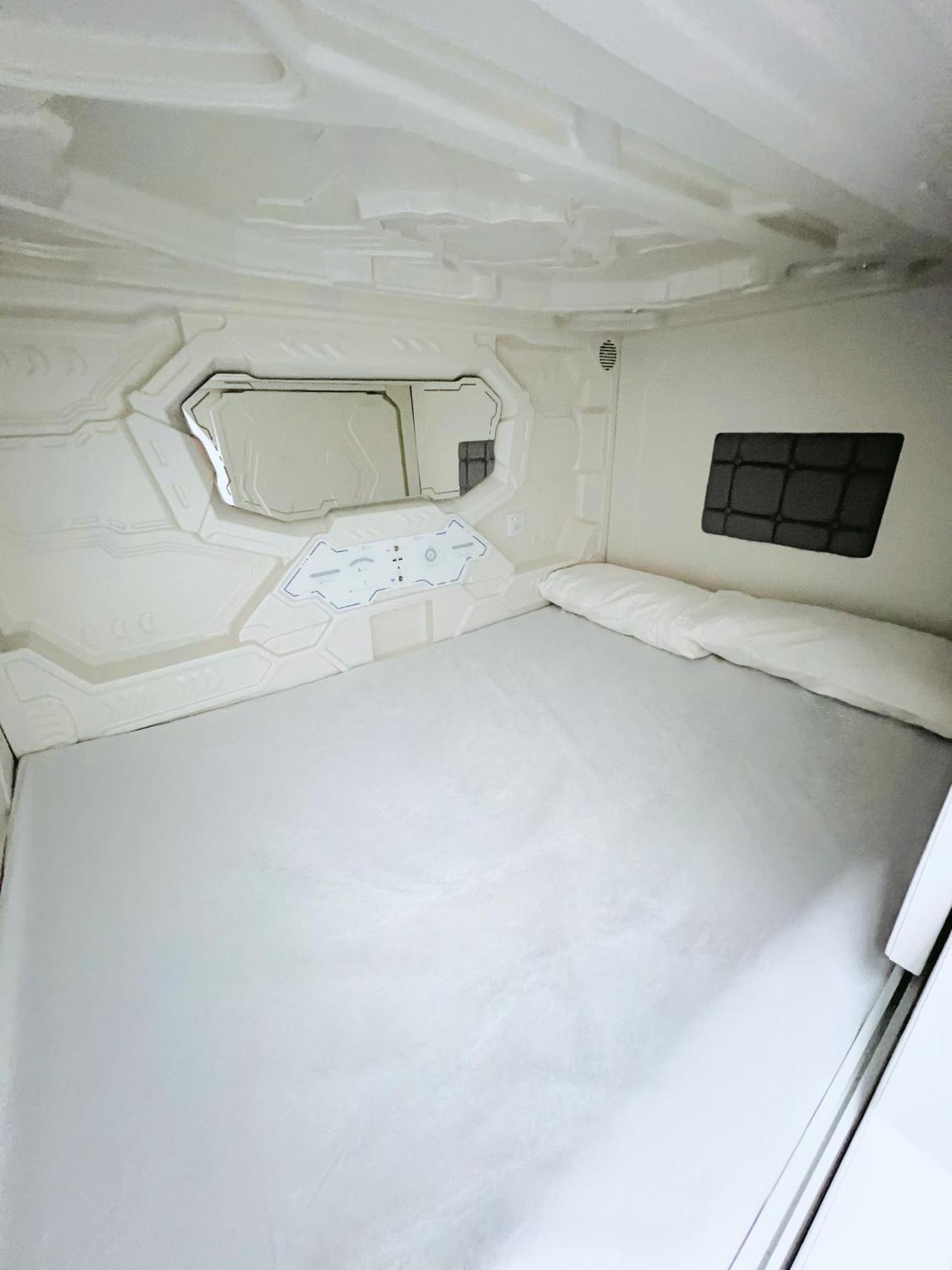 Hostel Space Capsule Madrid Ngoại thất bức ảnh