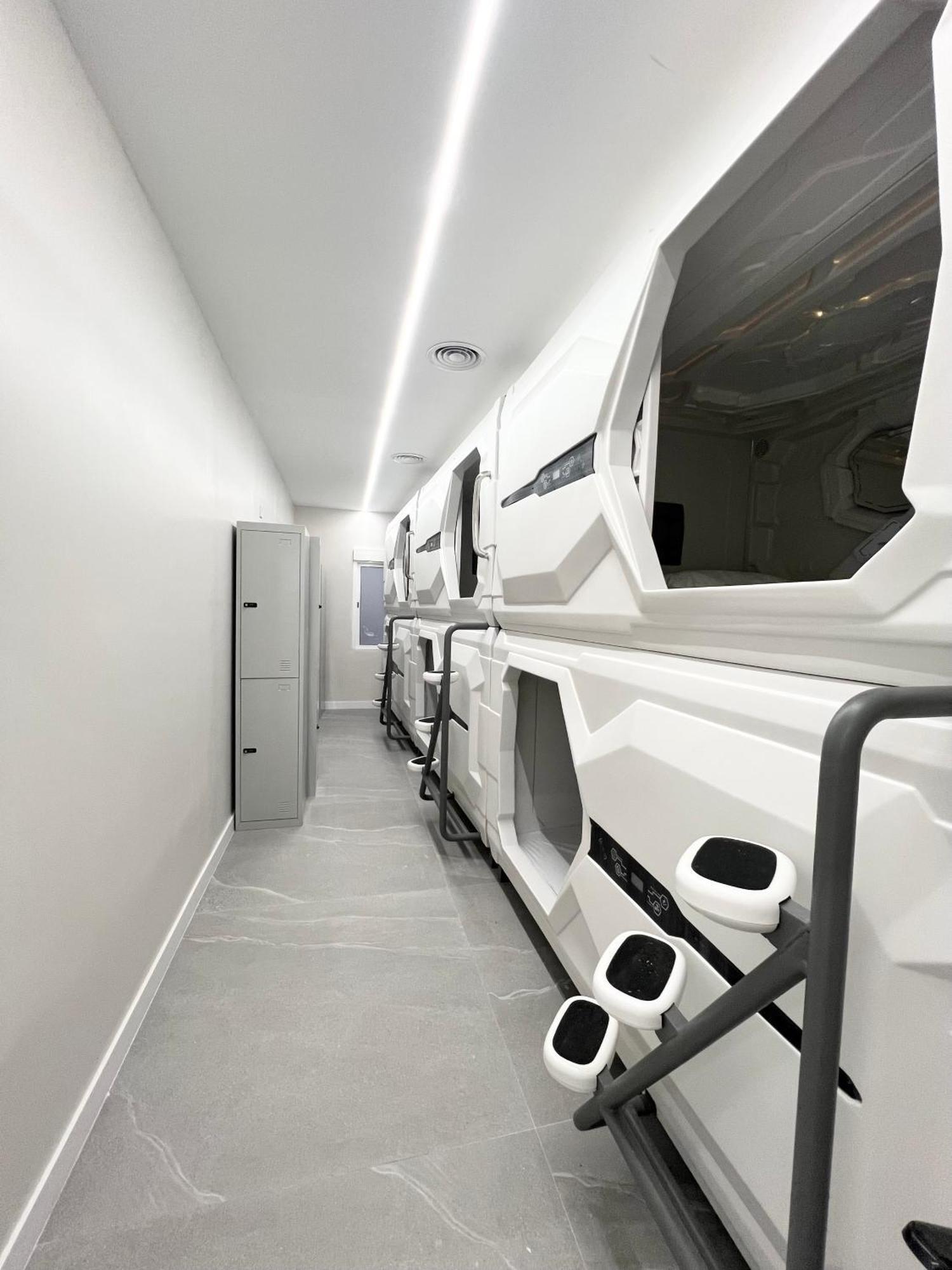 Hostel Space Capsule Madrid Ngoại thất bức ảnh