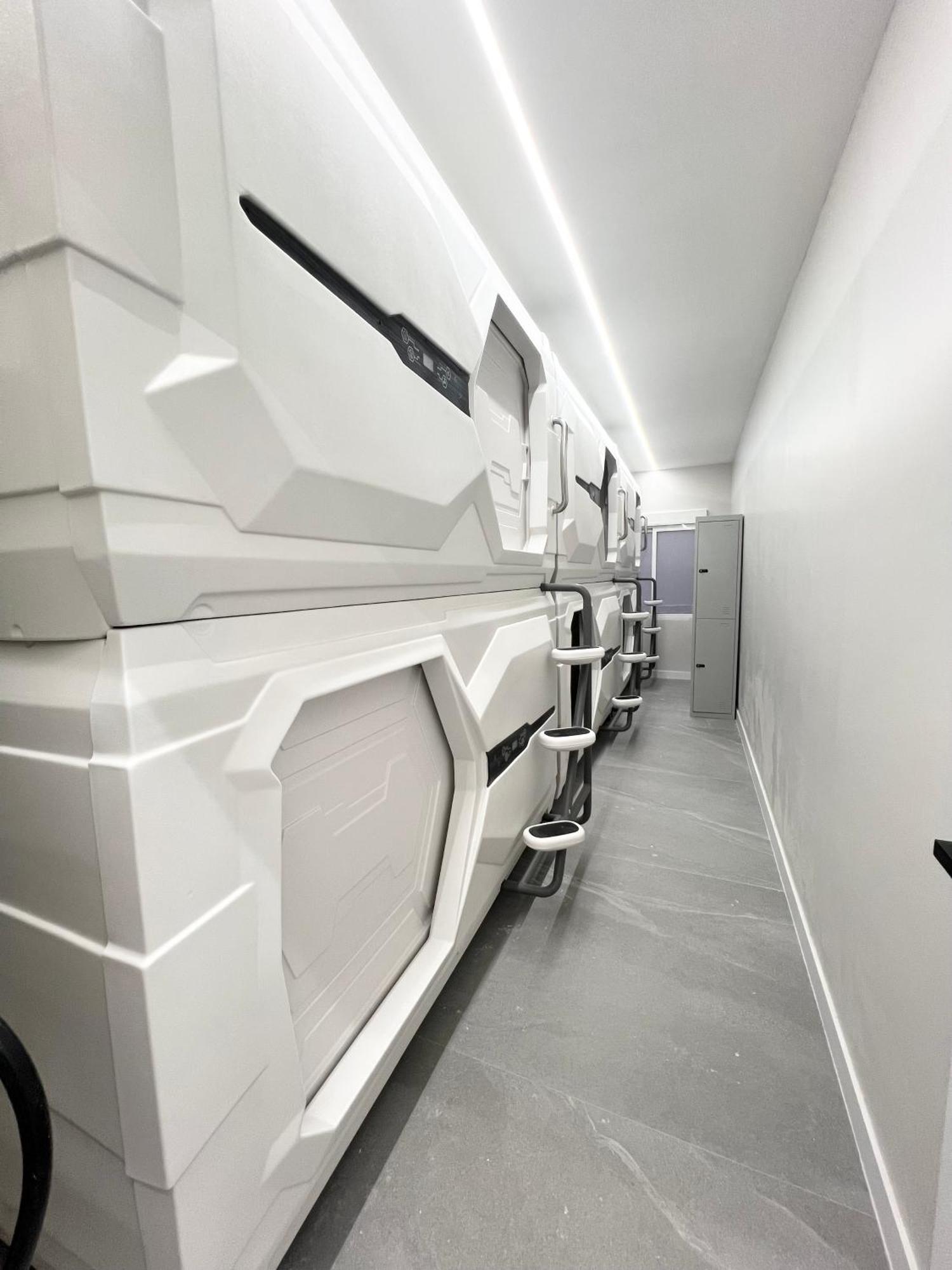 Hostel Space Capsule Madrid Ngoại thất bức ảnh