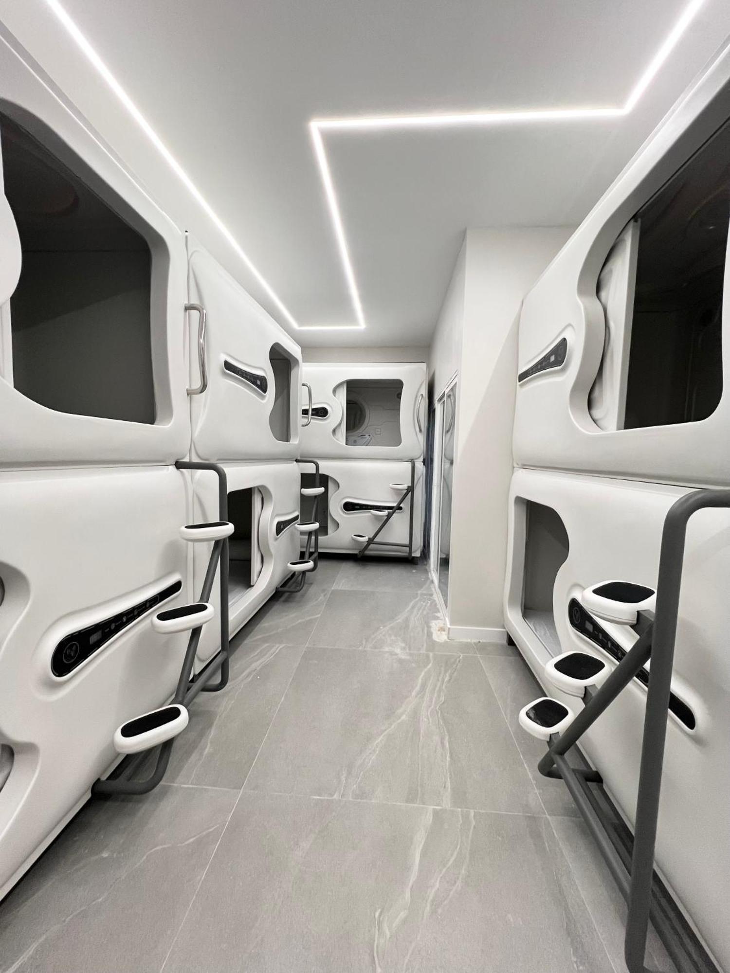 Hostel Space Capsule Madrid Ngoại thất bức ảnh