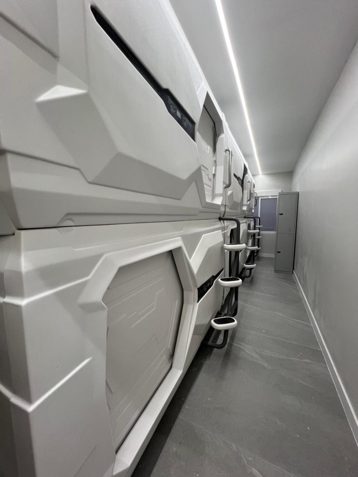 Hostel Space Capsule Madrid Ngoại thất bức ảnh