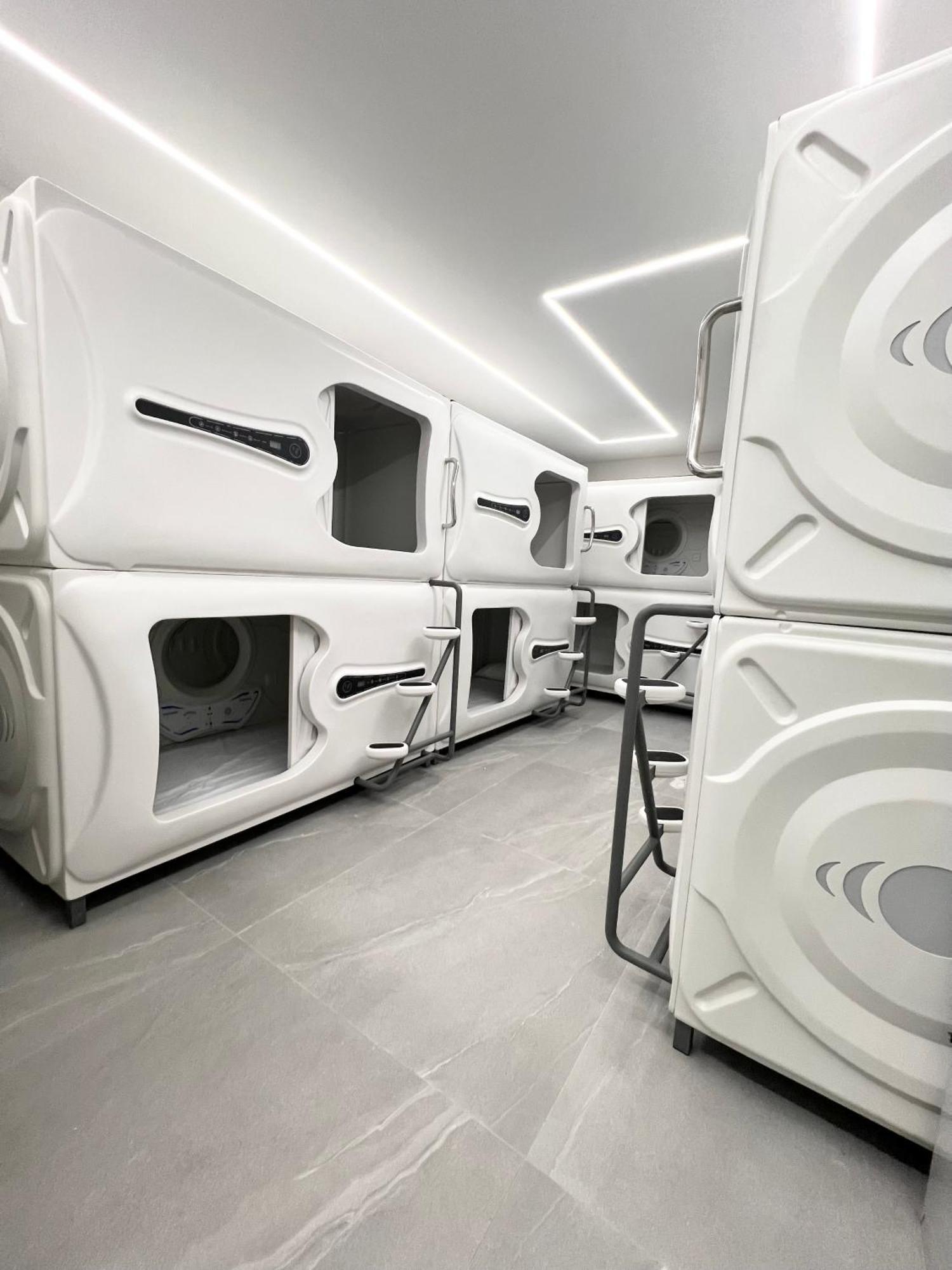 Hostel Space Capsule Madrid Ngoại thất bức ảnh