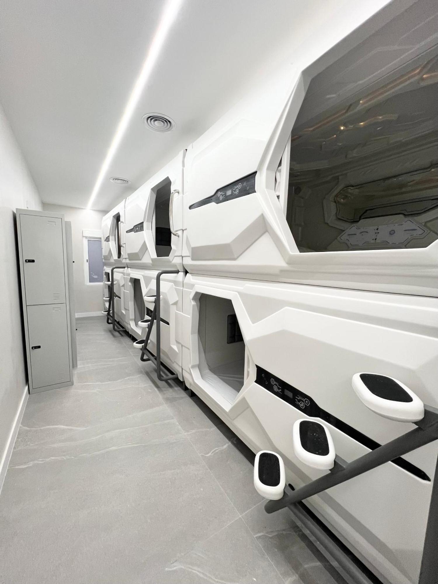Hostel Space Capsule Madrid Ngoại thất bức ảnh