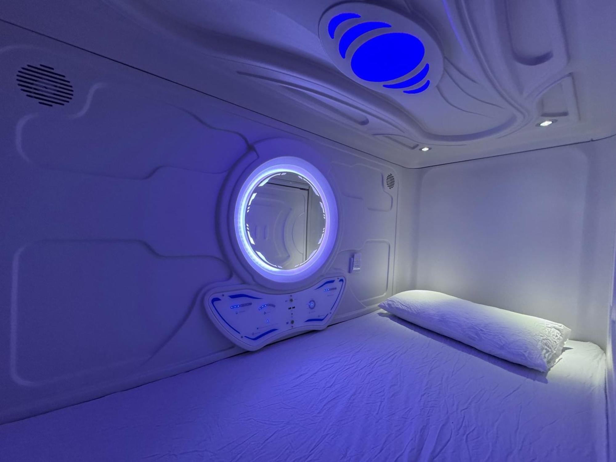 Hostel Space Capsule Madrid Ngoại thất bức ảnh