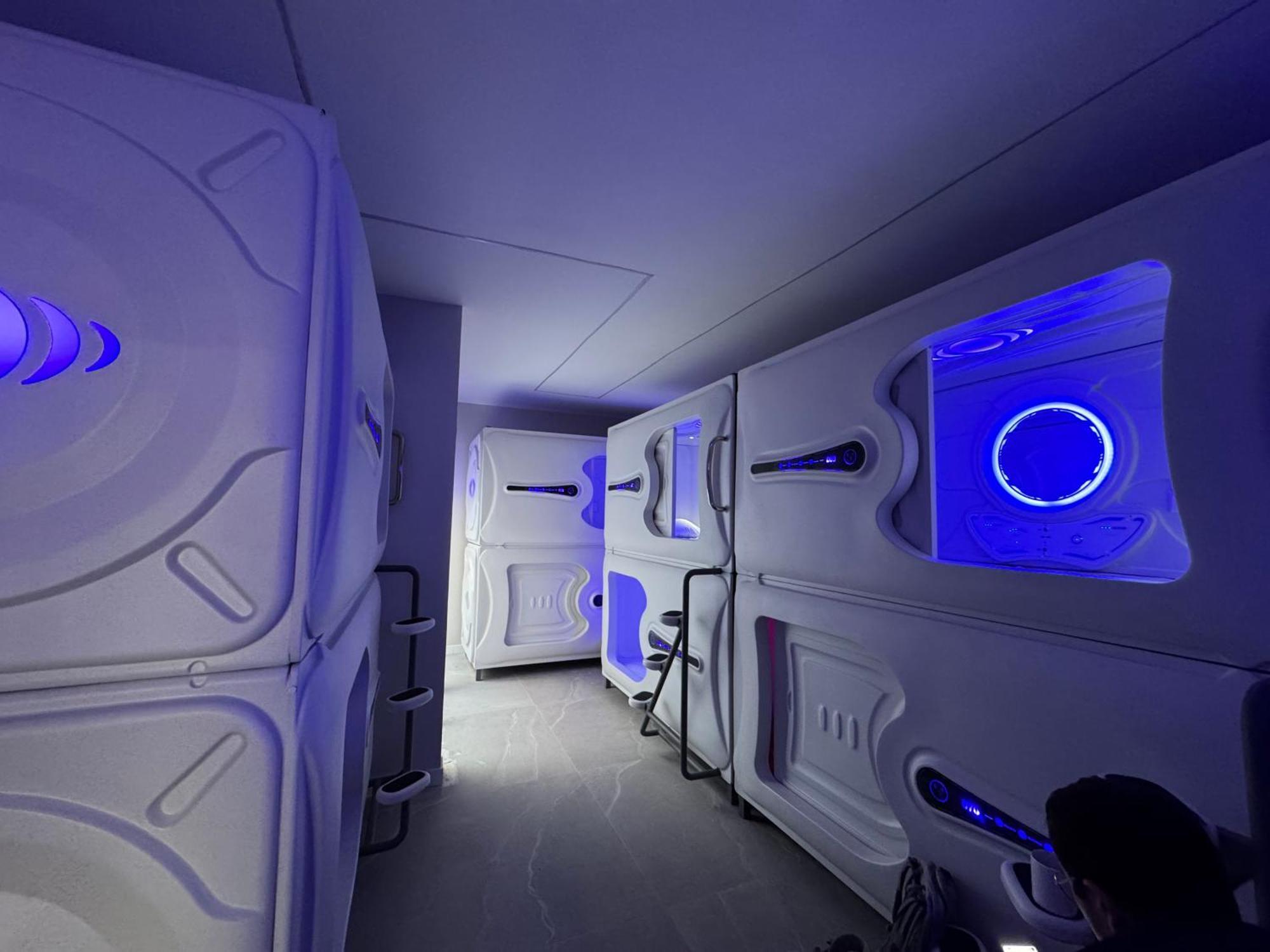 Hostel Space Capsule Madrid Ngoại thất bức ảnh